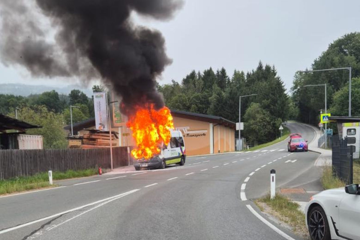 Adnet bei Hallein S – Kleinbus in Brand