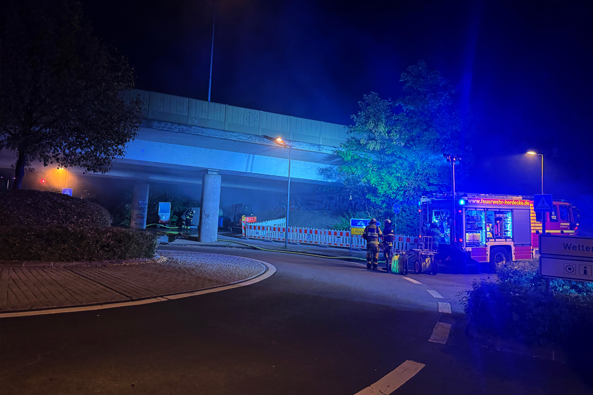 Herdecke NW – Kleintransporter brennt unter Brücke