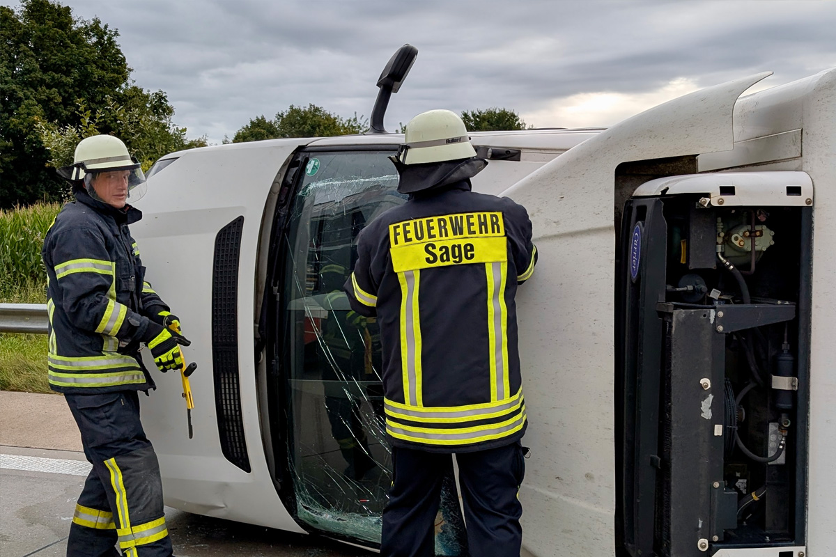 A29 Wardenburg NI – Transporter kippt auf Autobahn um
