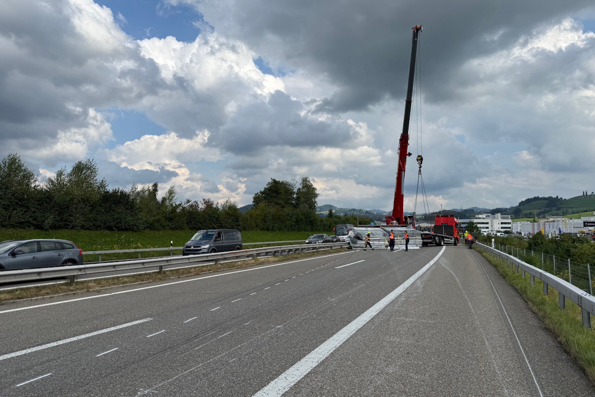 A1 Gossau SG – Totalsperre auf Autobahn nach Unfall eines Lastwagen