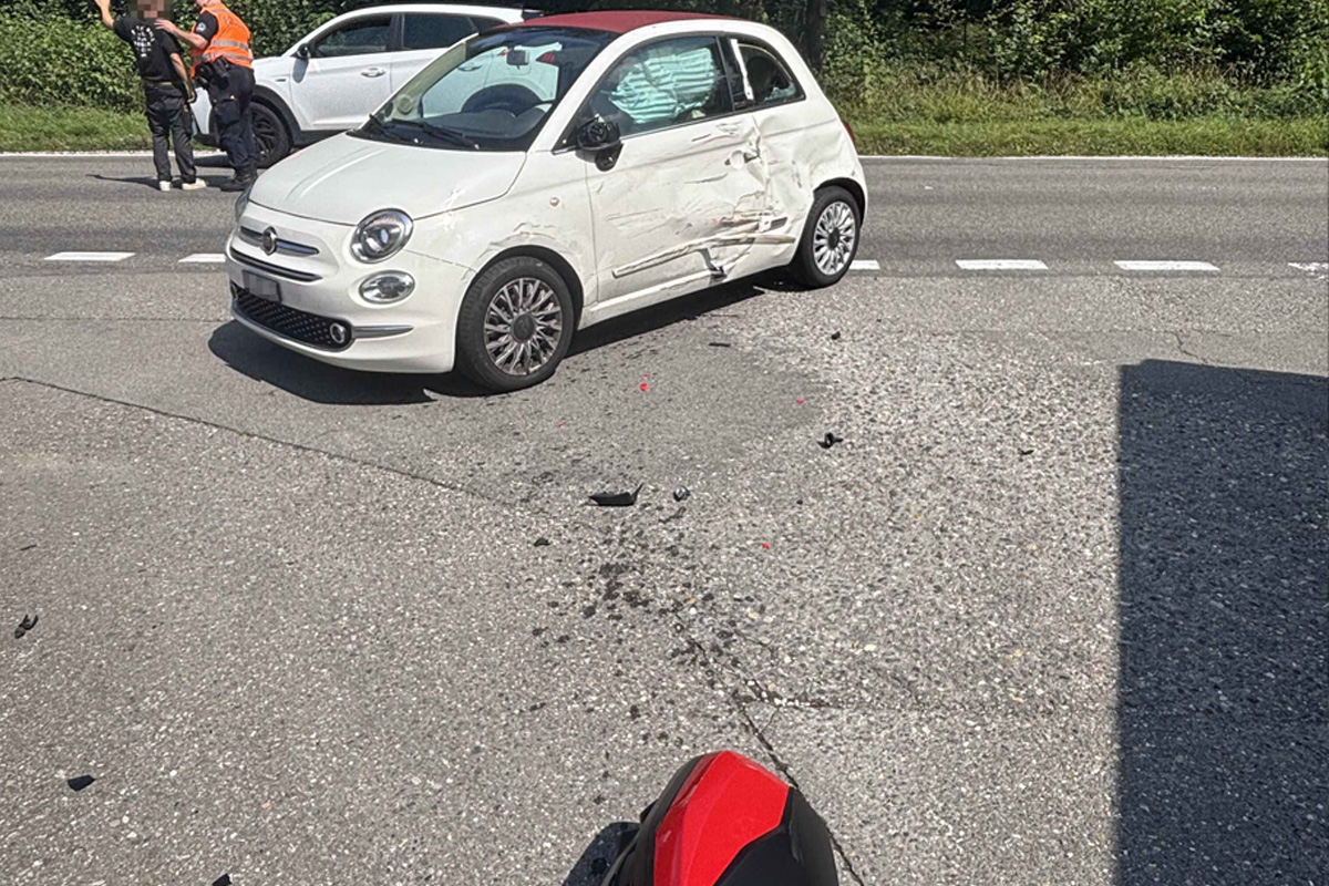 Bremgarten AG – Töfffahrer bei Kollision mit Auto verletzt