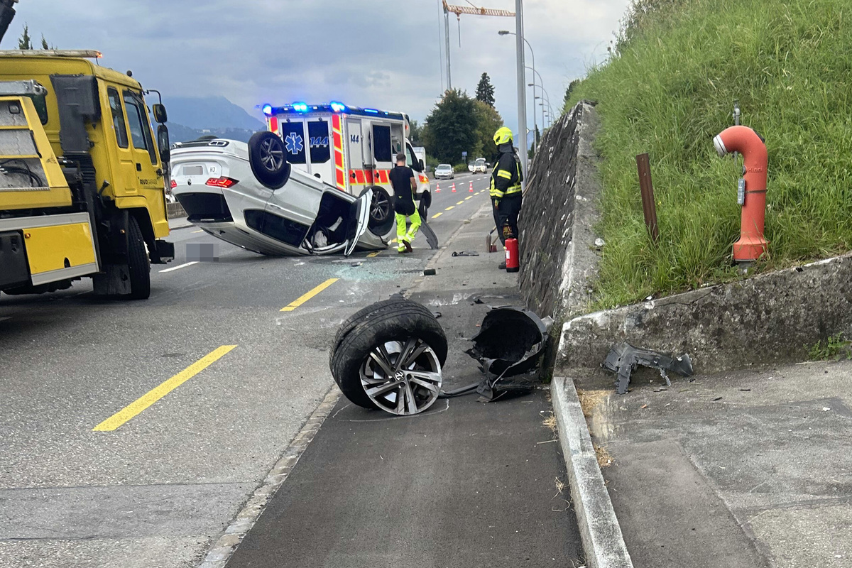 Küssnacht SZ – Auto überschlägt sich bei Unfall