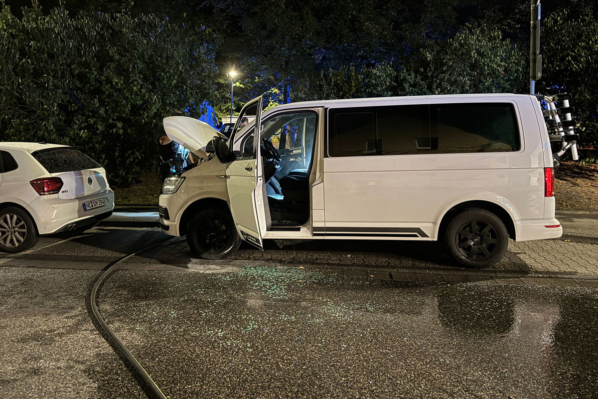 Grevenbroich NW – Nächtlicher Brand eines Transporters