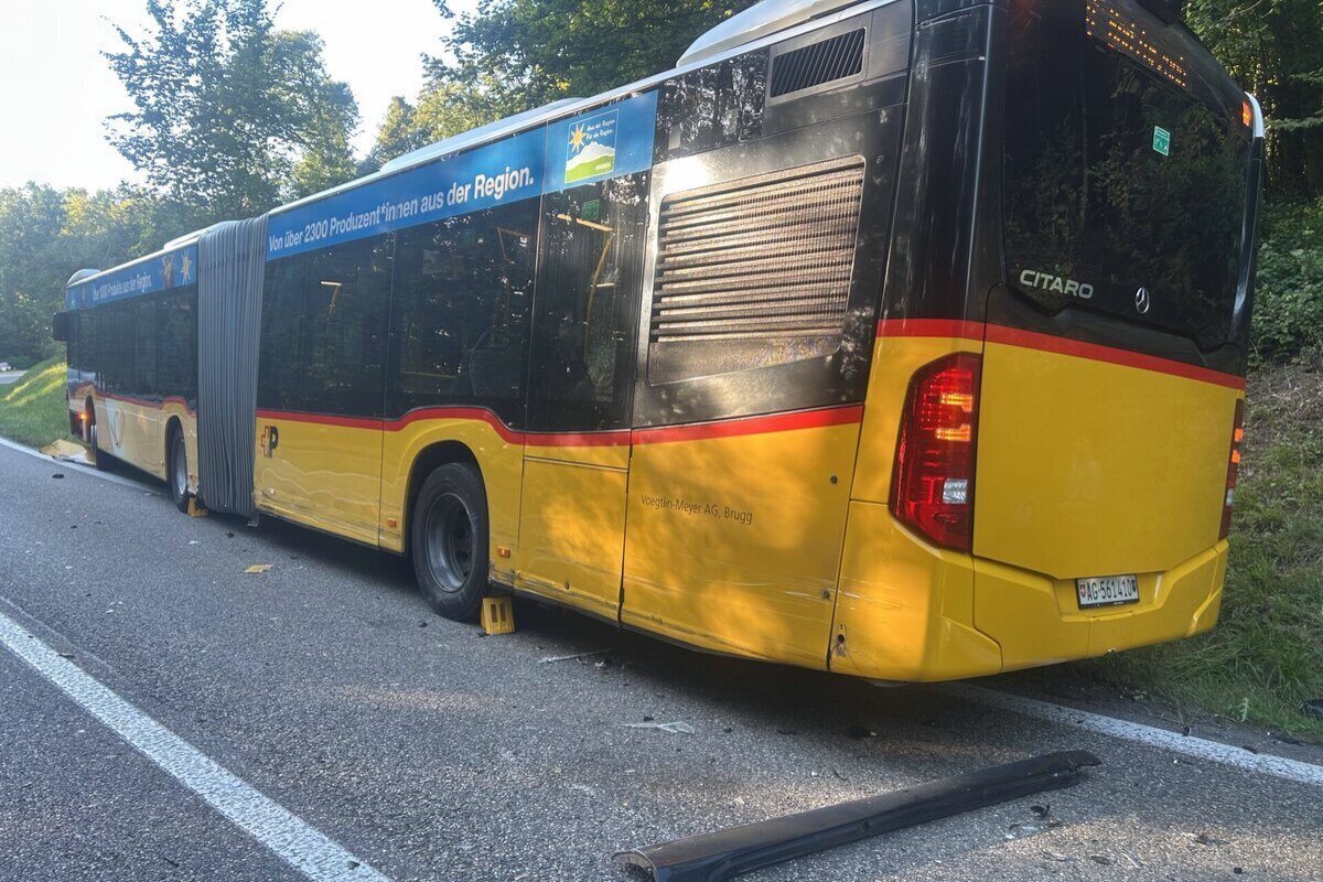 Tegerfelden AG – Auto prallt bei Unfall in Linienbus
