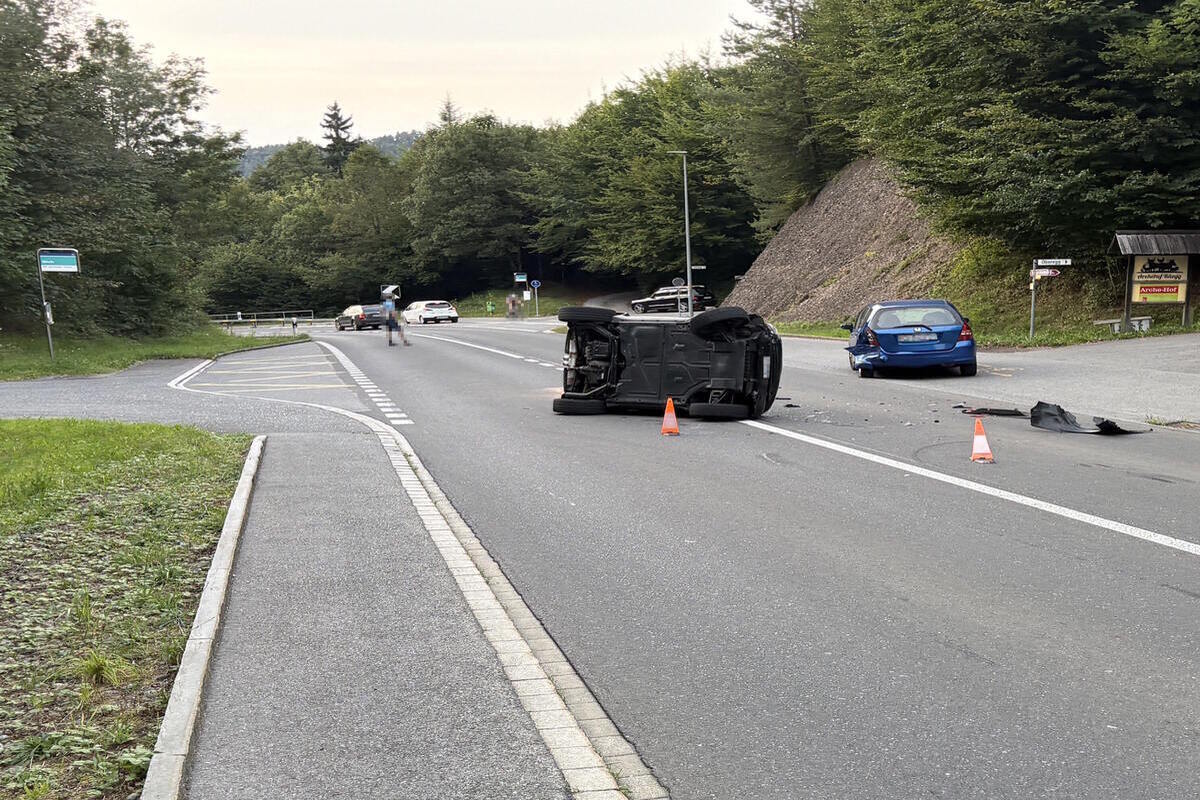 Ermenswil SG – Auto kippt nach Auffahrunfall um