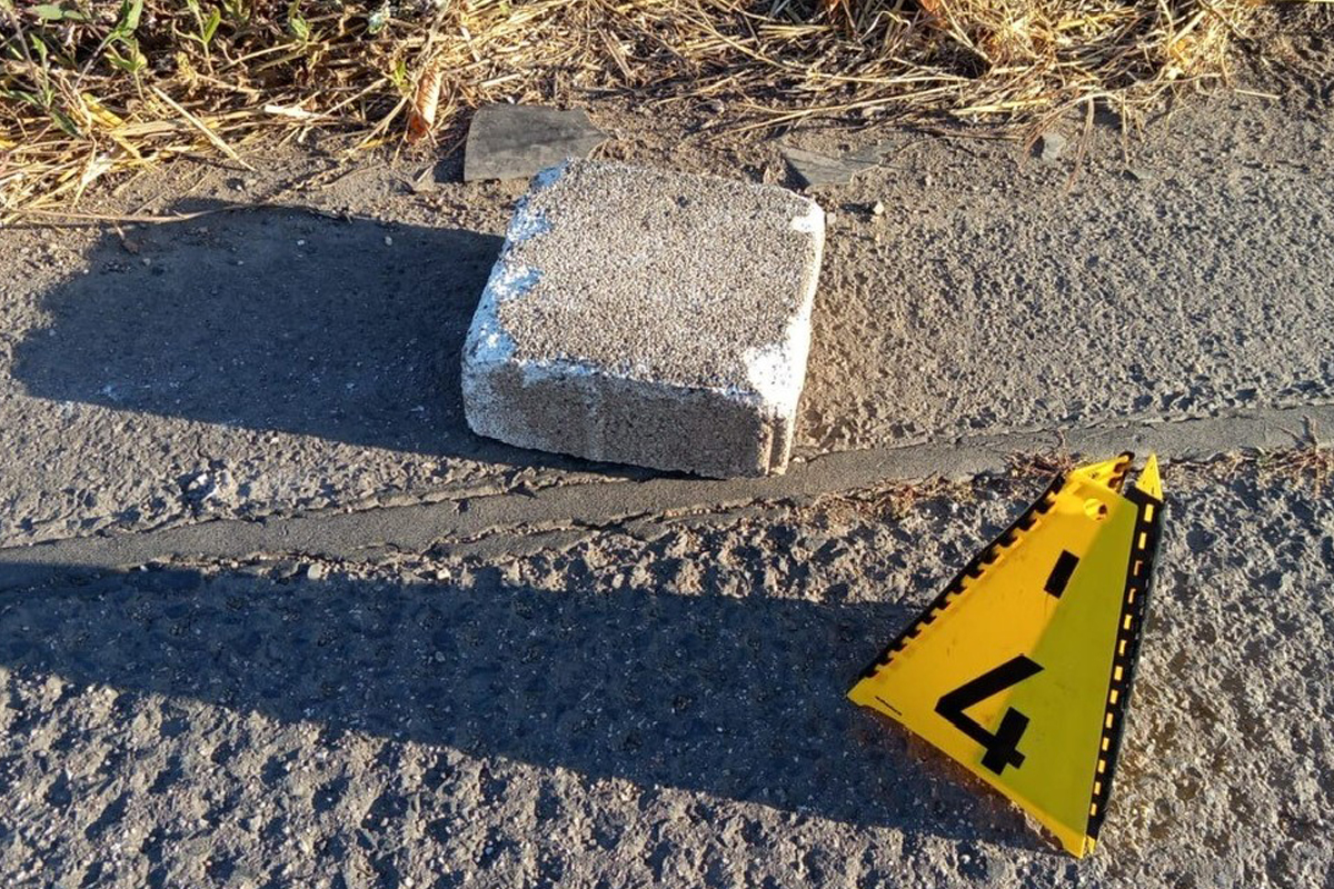 Zeugenaufruf Köln NW – Pflastersteine von Brücke auf Lkw geworfen