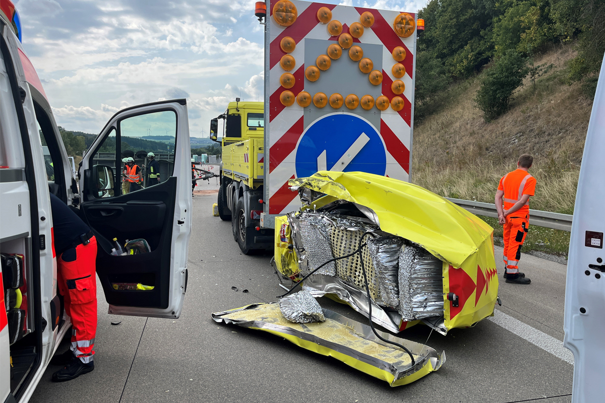 A9 Bad Lobenstein TH – Schwerer Unfall von Transporter mit Schilderwagen