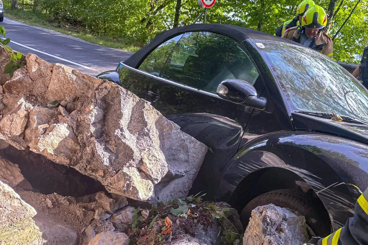Unfall in Unterach am Attersee S –  Cabrio kracht in Gedenkstätte