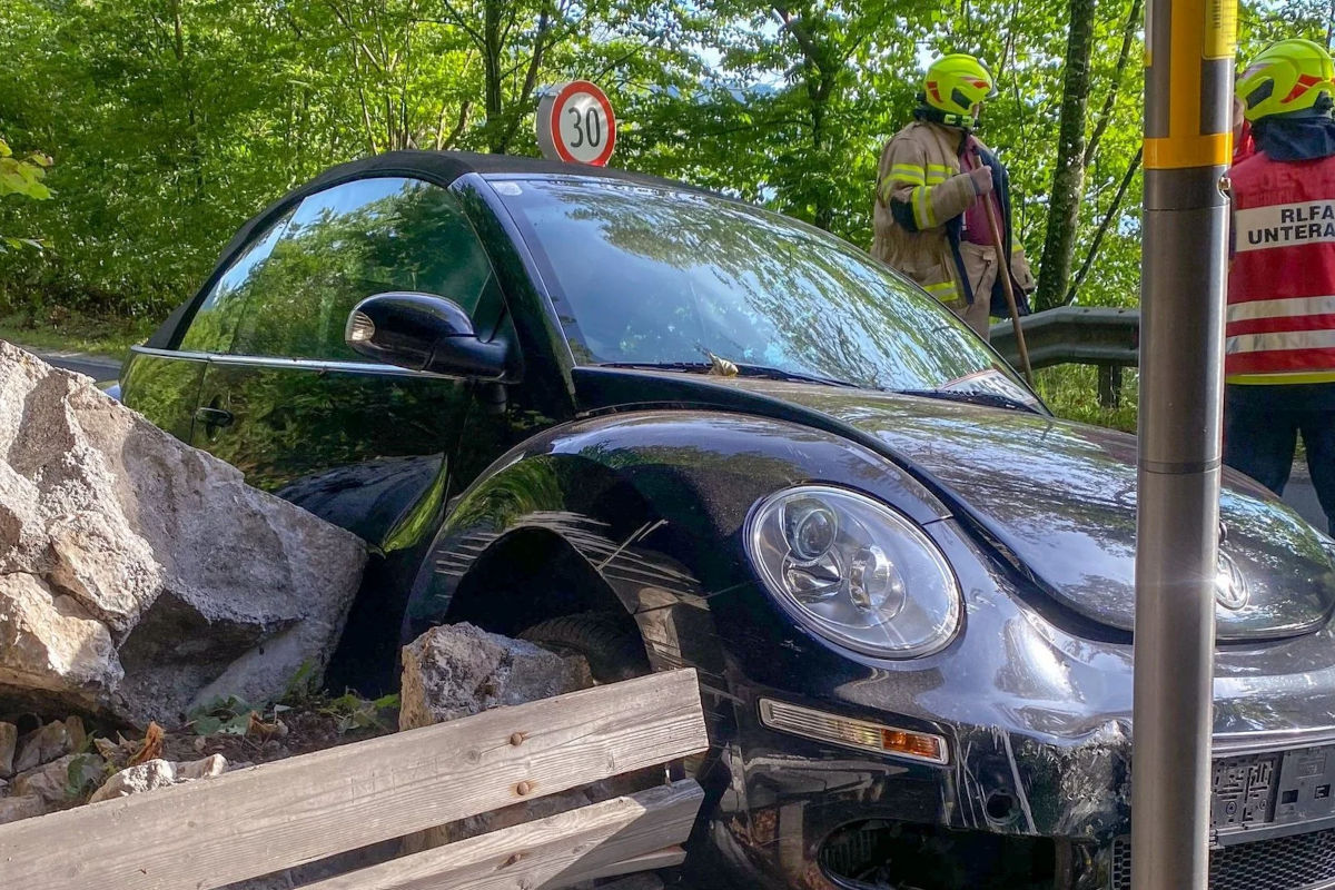 Unfall in Unterach am Attersee S –  Cabrio kracht in Gedenkstätte