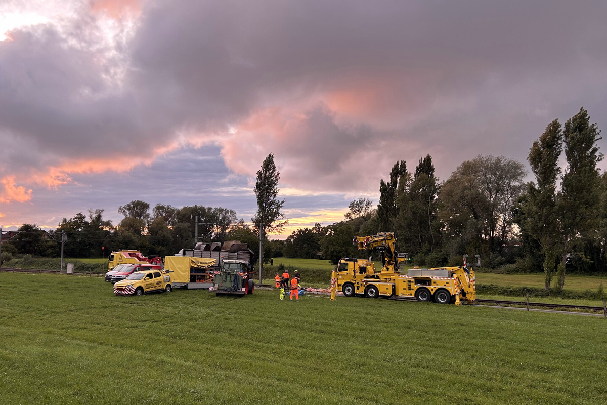 Staad SG – Lastwagen kippt auf Gleise