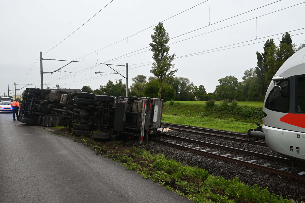 Staad SG – Lastwagen kippt auf Gleise