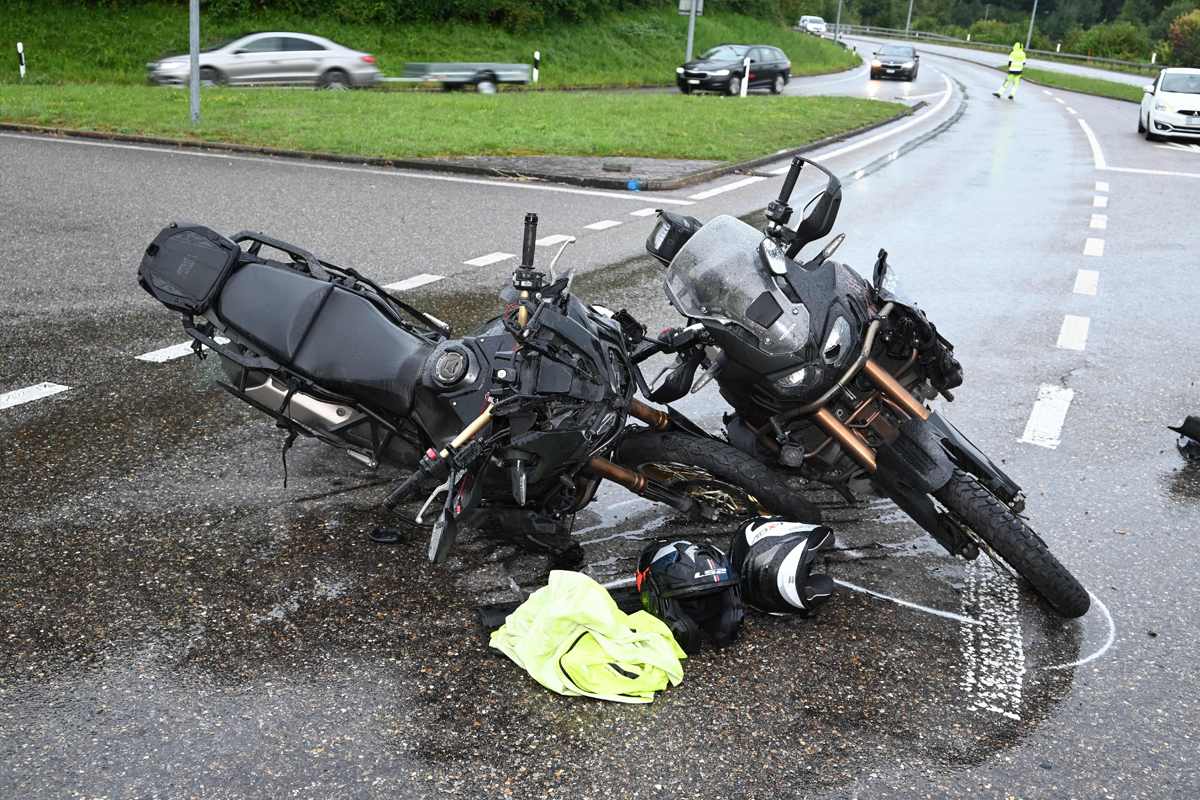 Rapperswil-Jona SG – Drei Verletzte nach Kollision zwischen Pkw und Töffs