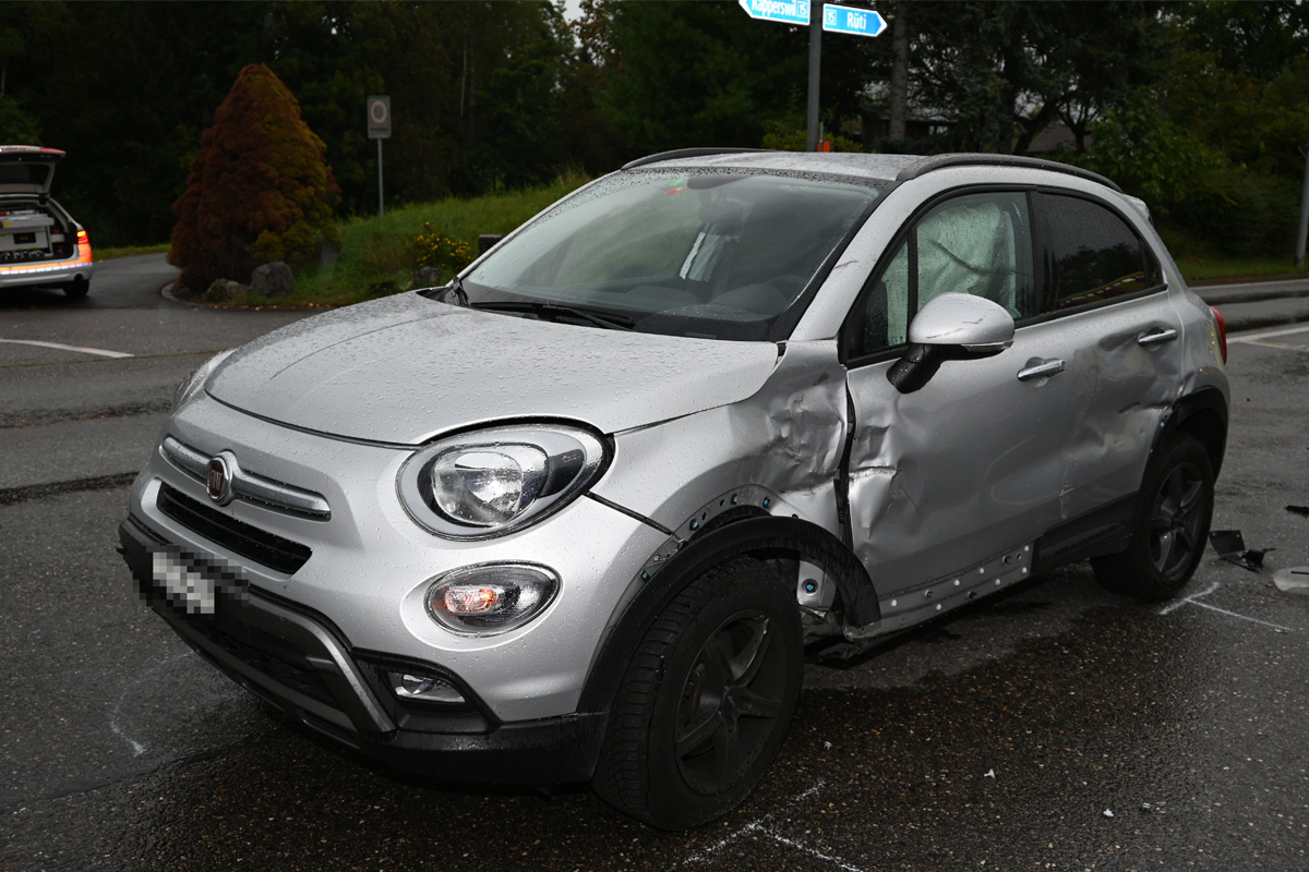 Rapperswil-Jona SG – Drei Verletzte nach Kollision zwischen Pkw und Töffs