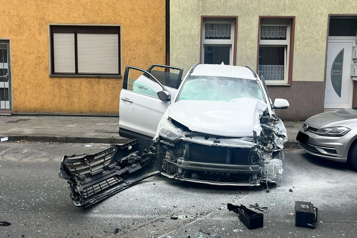 Bochum NW – Vier verletzte Kinder nach Unfall von Pkw mit Reisebus