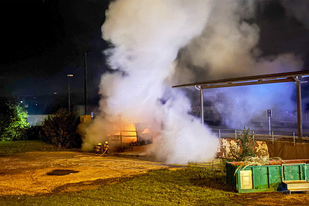 Fahrzeugbrand in Zwingen BL – Anhänger komplett zerstört