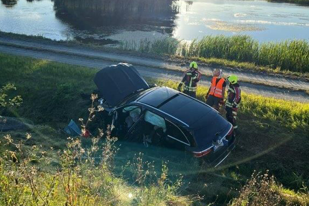 A9 Dittersdorf TH – Zwei Verletzte nach Alleinunfall mit Überschlag