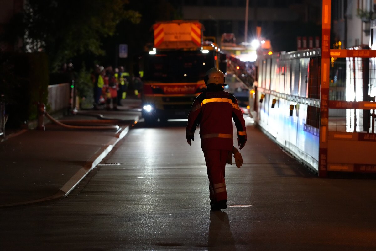 Altstetten ZH – Feuerwehr rettet Frau aus brennendem Haus