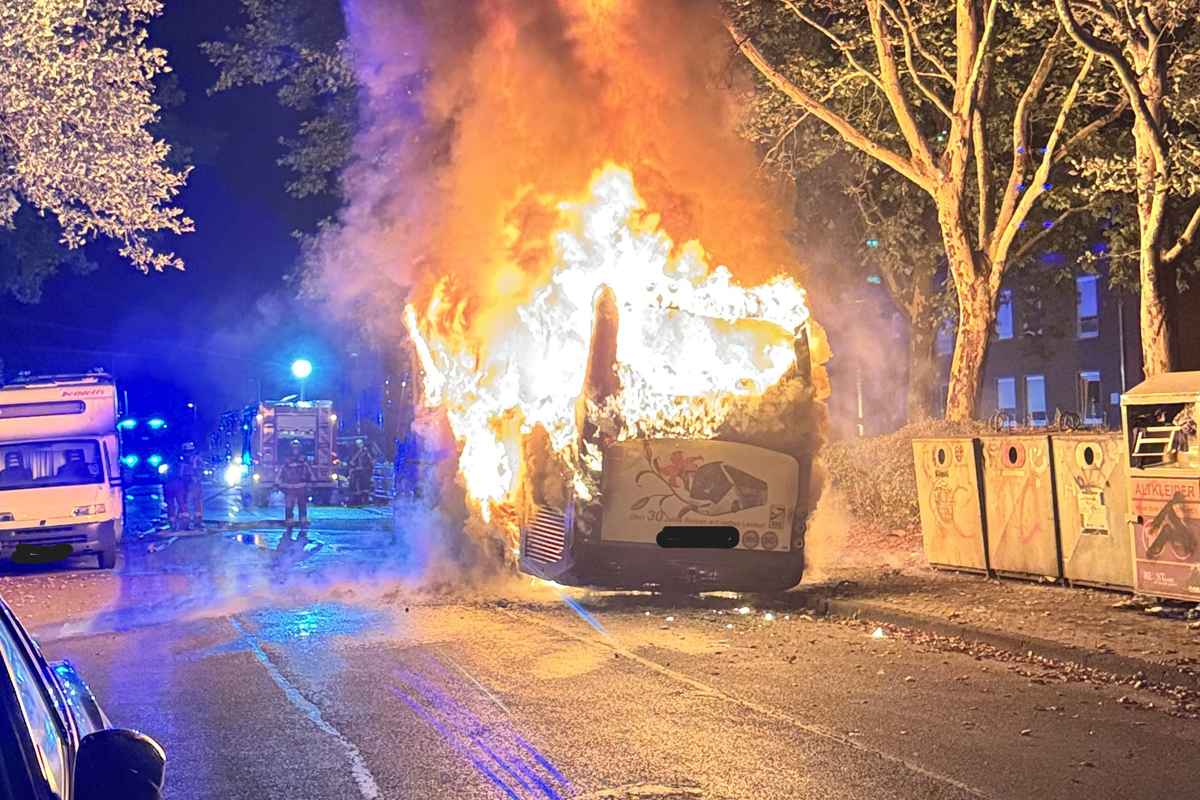 Düren NW – Nächtlicher Brand von Reisebus