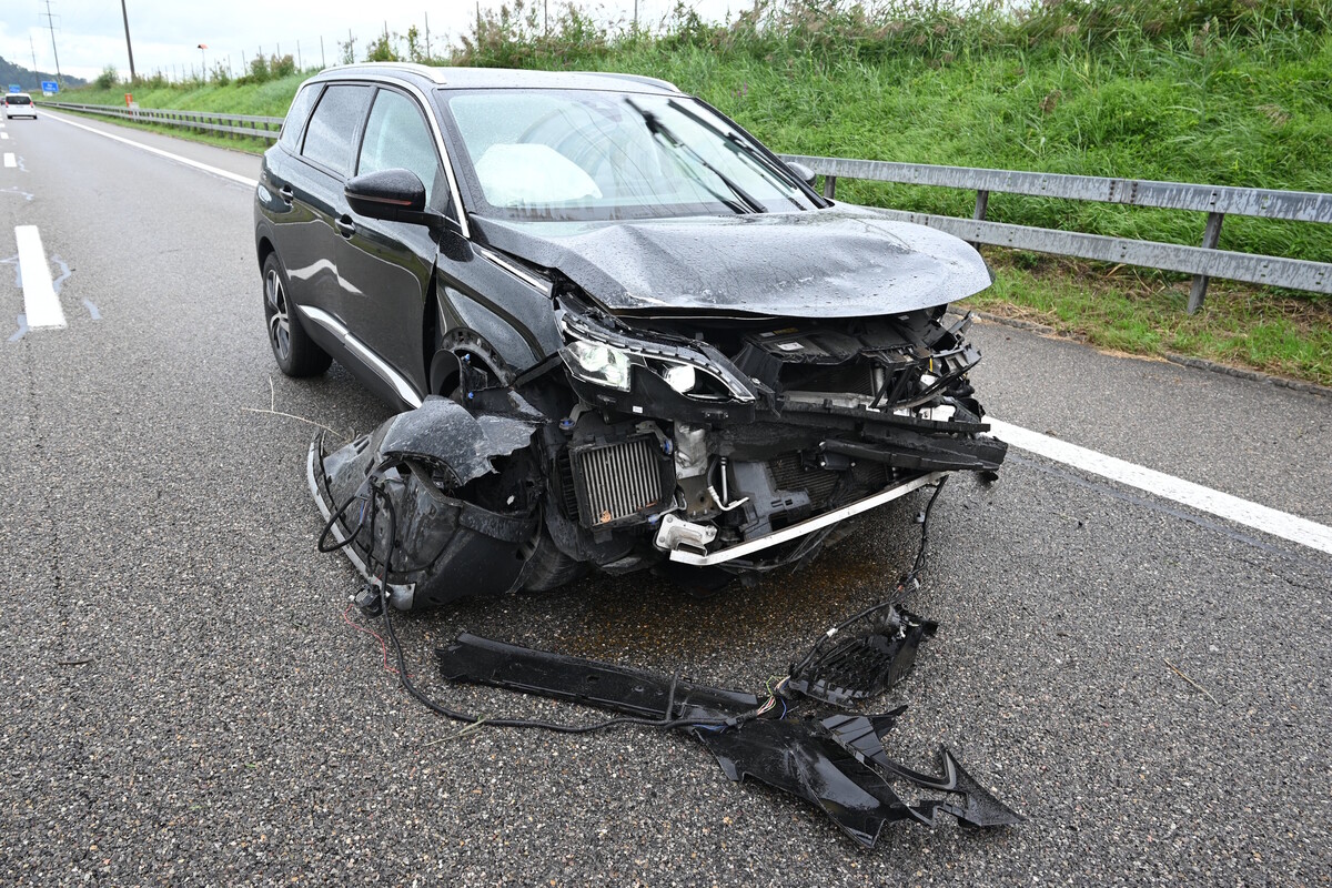 A13 Widnau SG – Auto kracht bei Unfall in Leitplanken