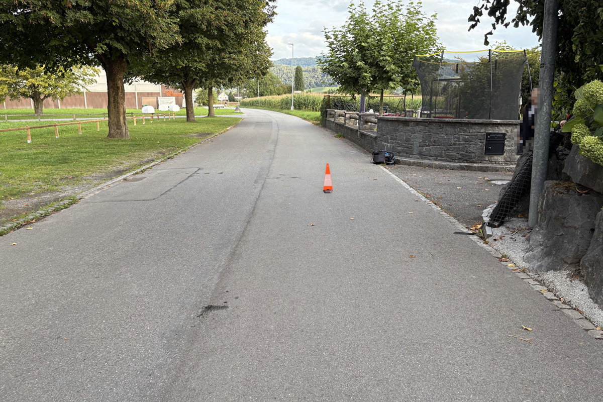 Widnau SG – E-Bike prallt in Auto