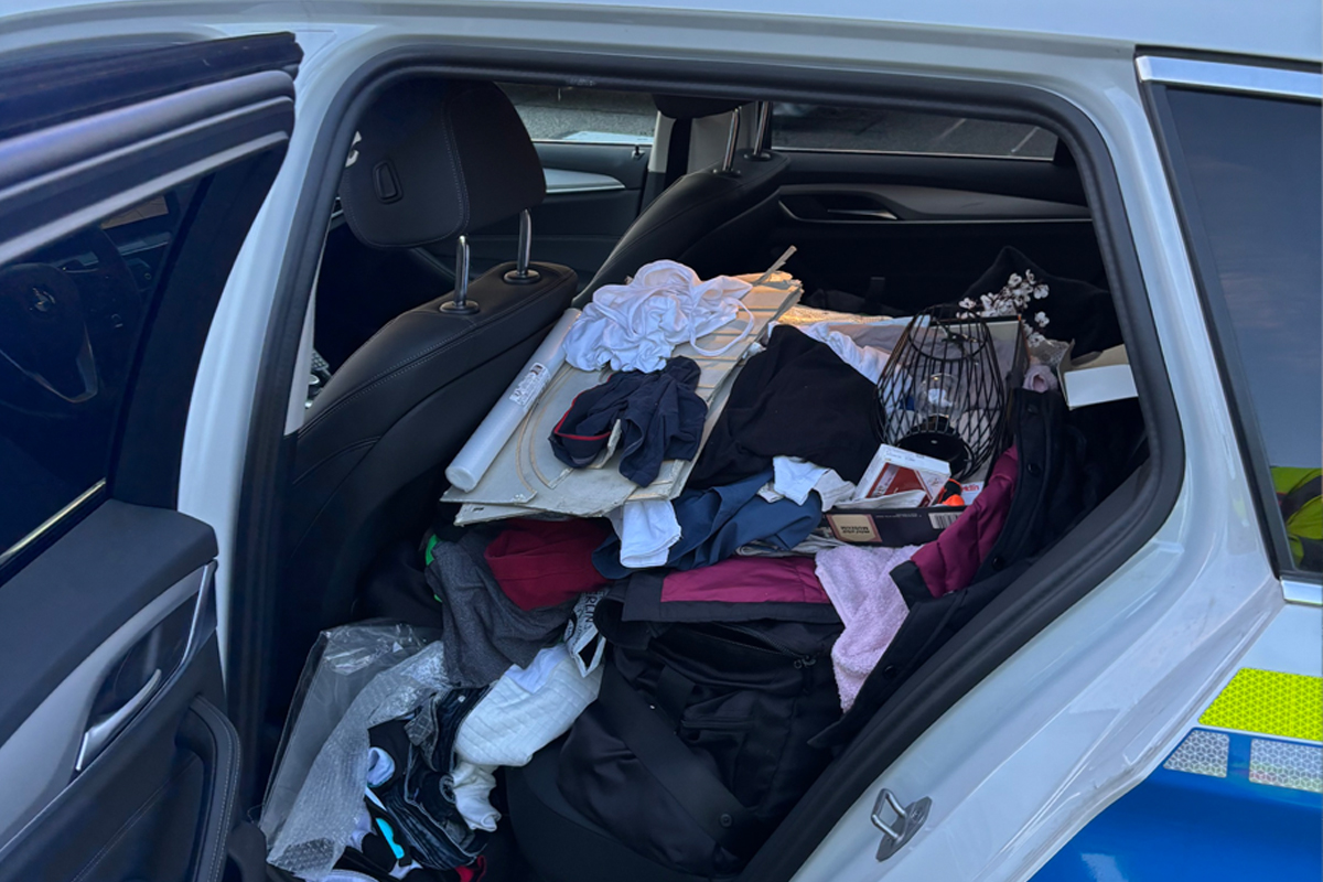 A45 Langenselbold HE – Inhalt einer Dachbox auf Autobahn verloren