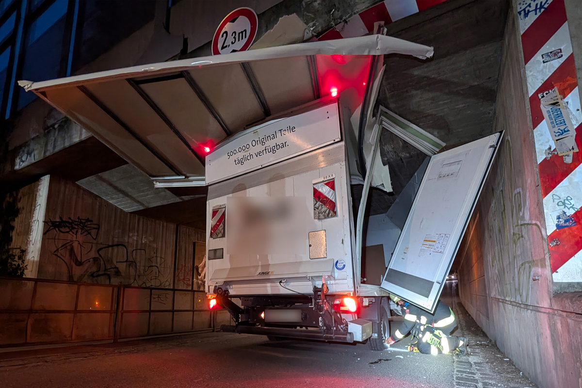 München BY – Transporter bleibt in Unterführung stecken