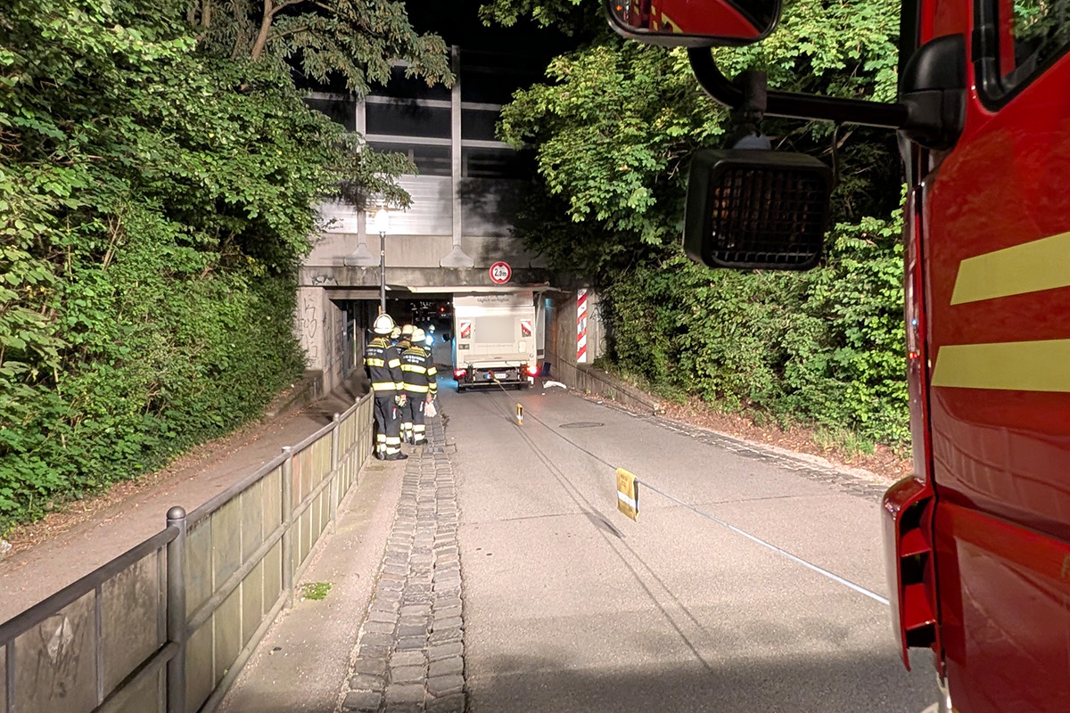 München BY – Transporter bleibt in Unterführung stecken