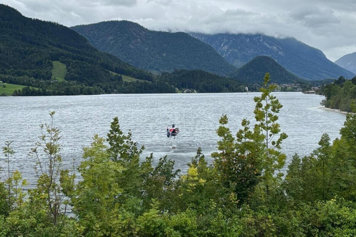 Liezen ST – Polizeihubschrauber löscht Waldbrand aus der Luft