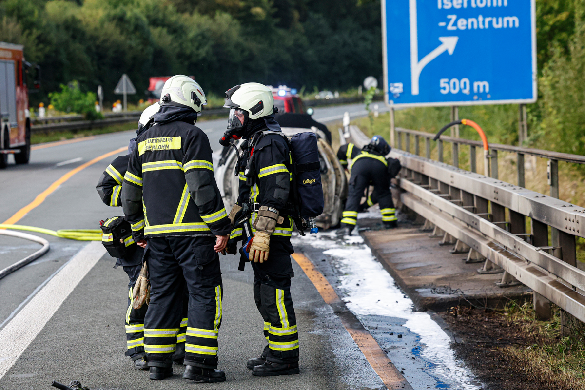A6 Iserlohn NW – Pkw und Böschung brennen auf Autobahn