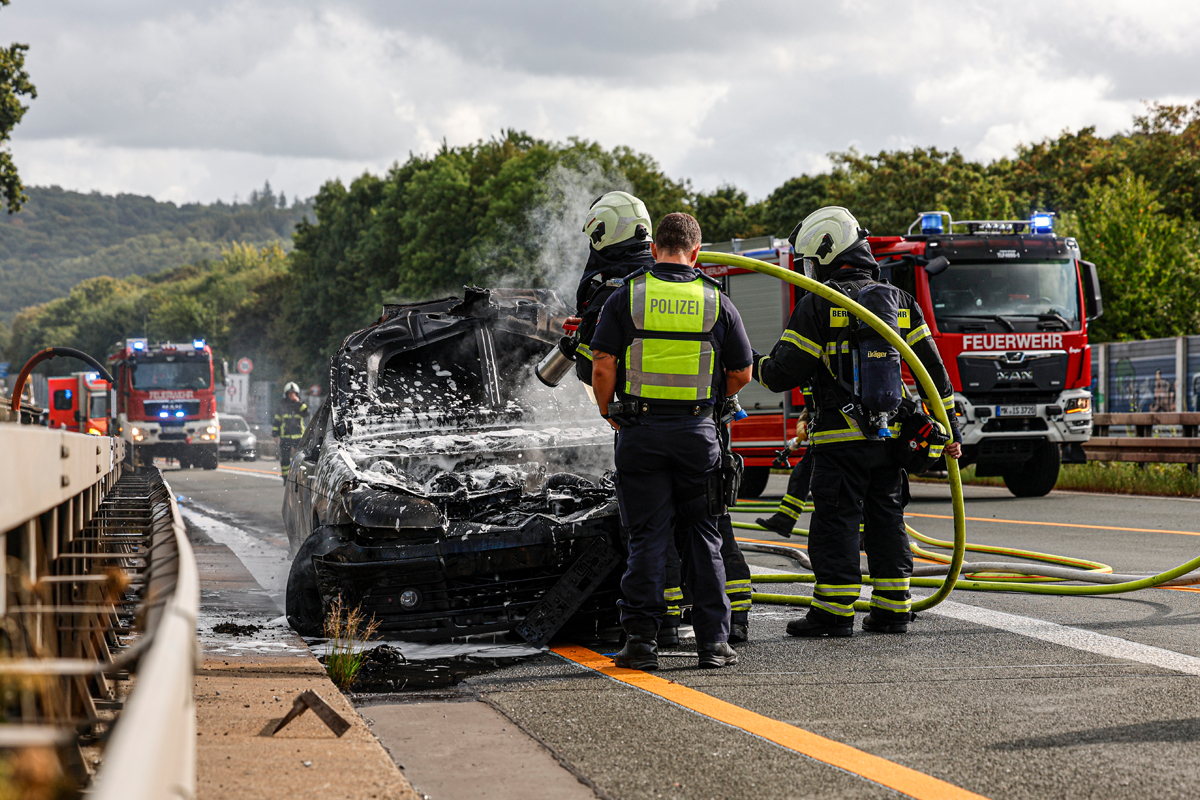 A6 Iserlohn NW – Pkw und Böschung brennen auf Autobahn