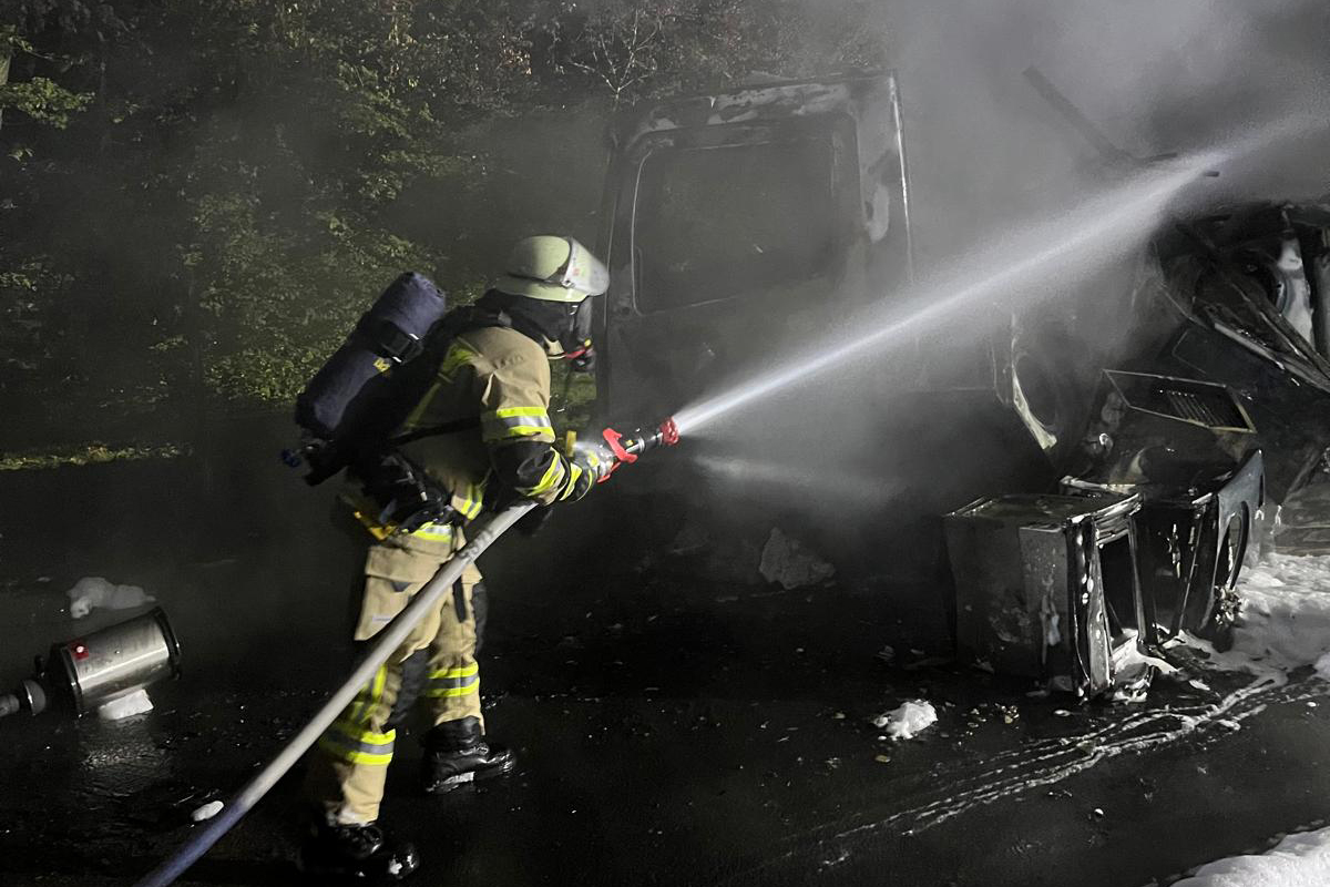 Remscheid NW – Lkw in Vollbrand