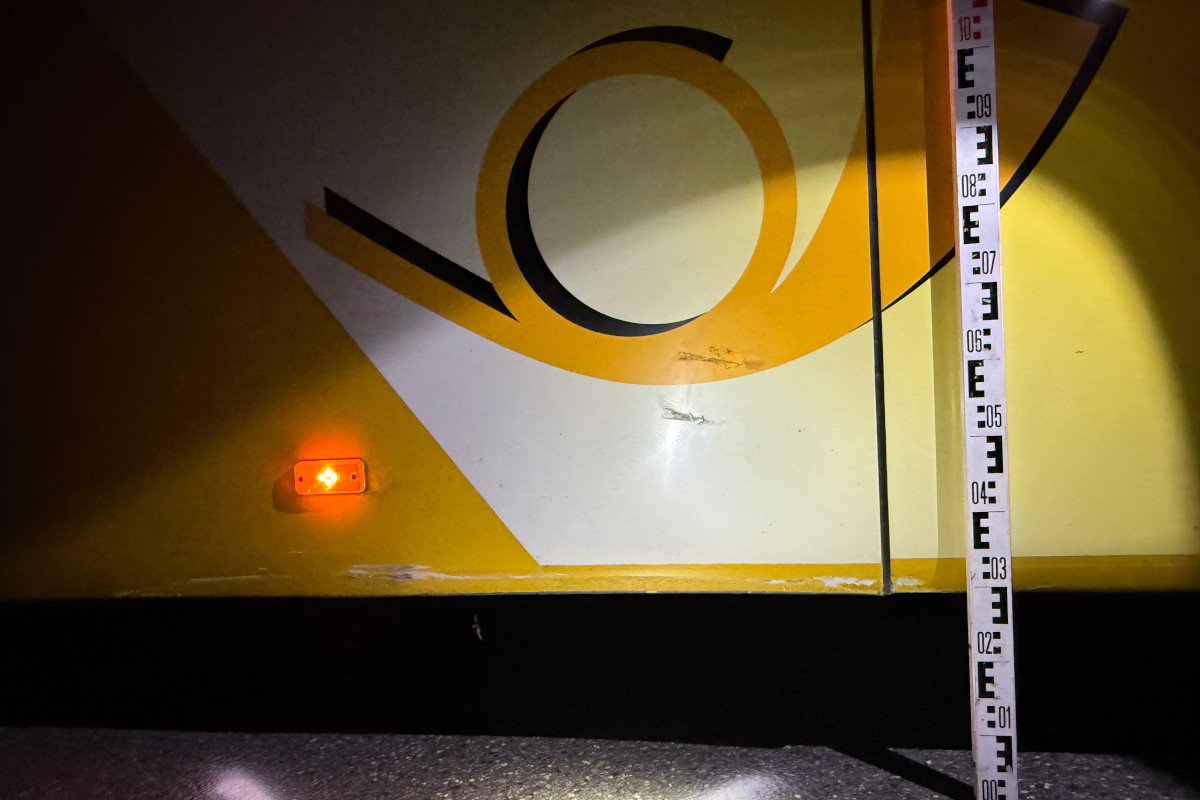 Unfall in St.Gallen – 15-Jähriger prallt mit Motorrad in Postauto