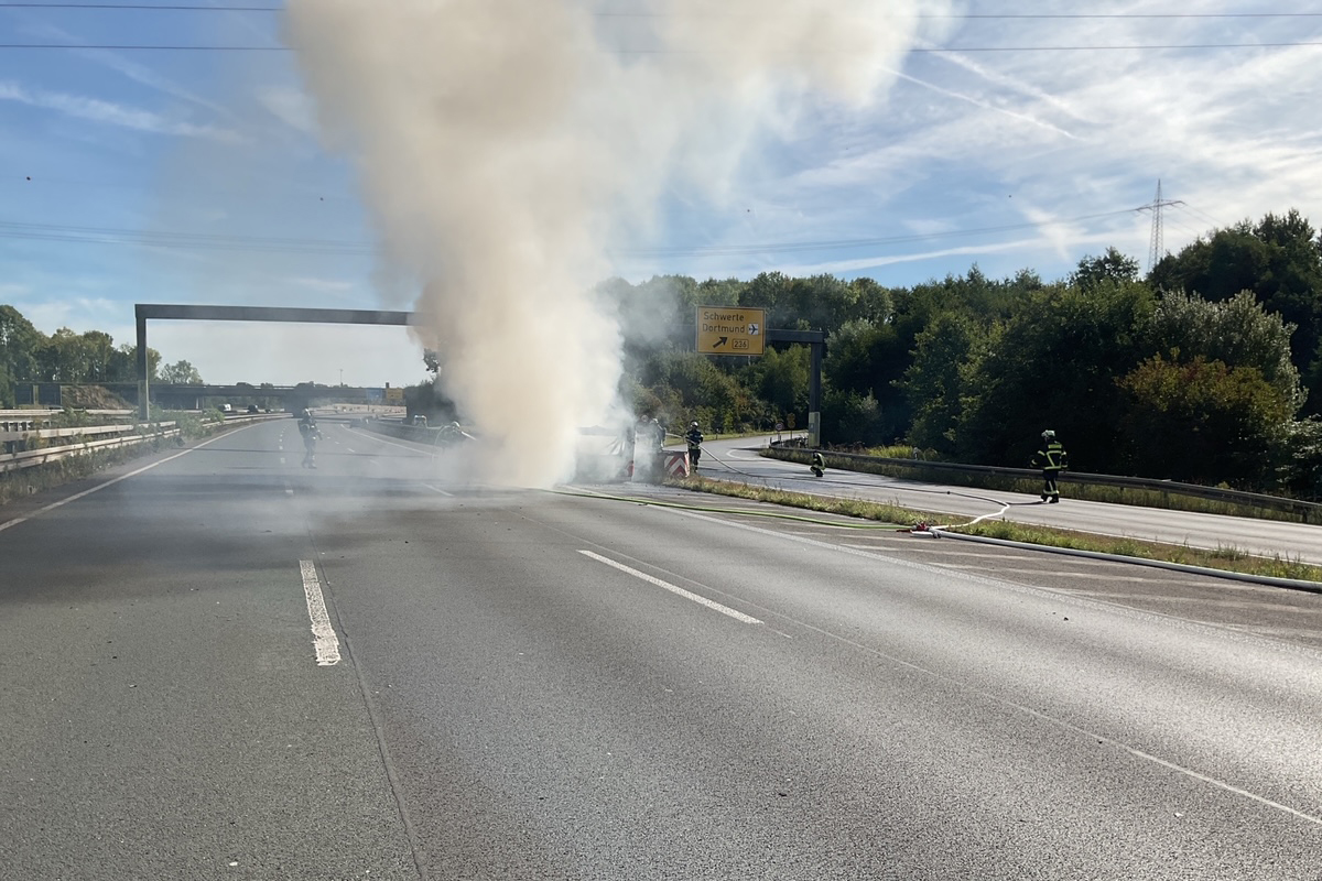 A2 Dortmund NW – Wohnwagengespann brennt auf Autobahn aus