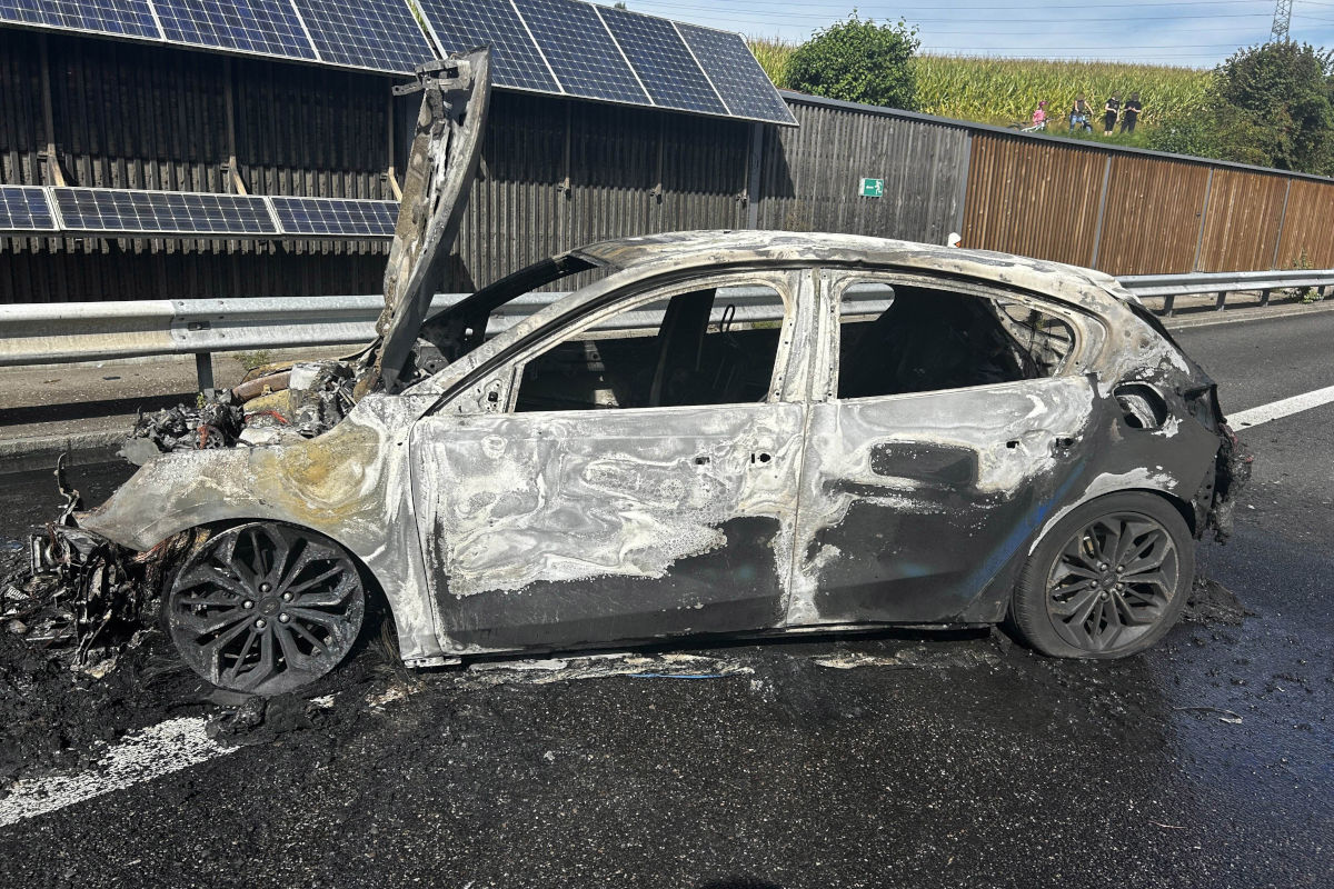 A1 Safenwil AG – Auto nach Unfall vollständig ausgebrannt