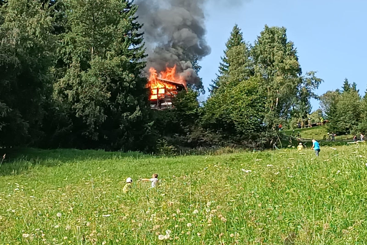 Weerberg T – Ferienhütte gerät in Brand