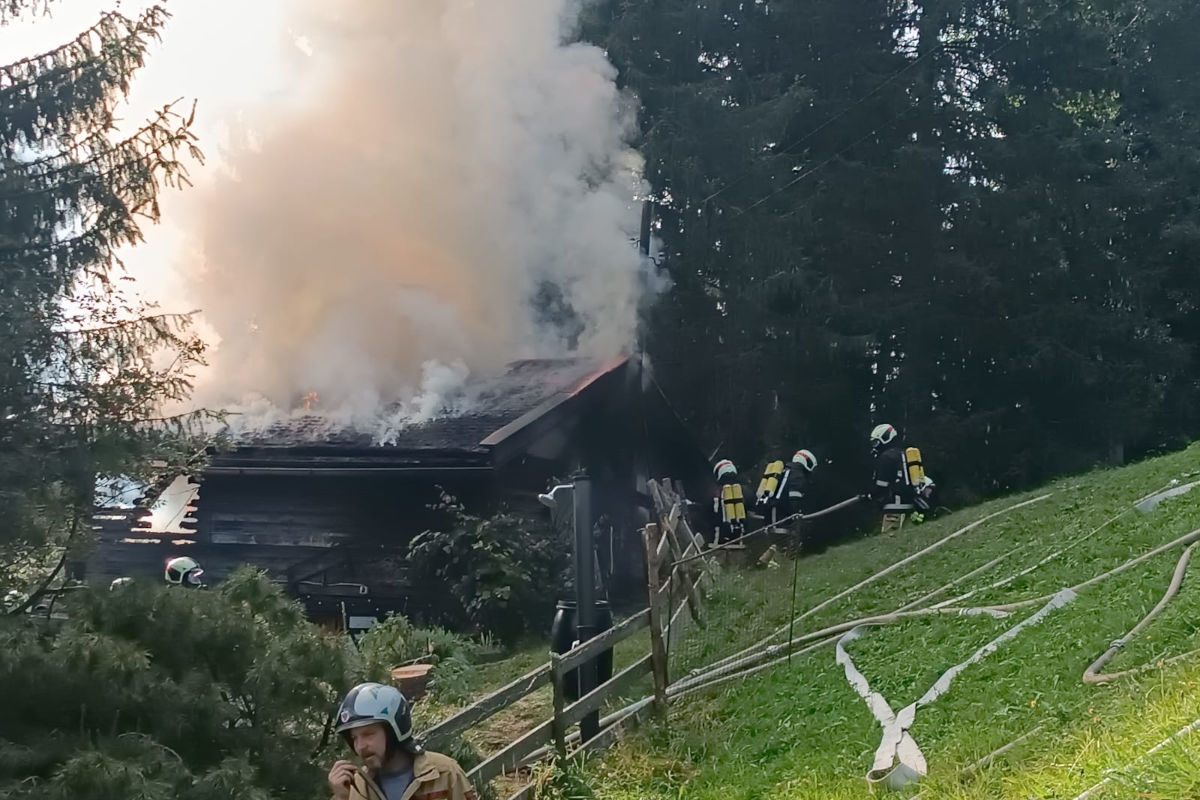 Weerberg T – Ferienhütte gerät in Brand