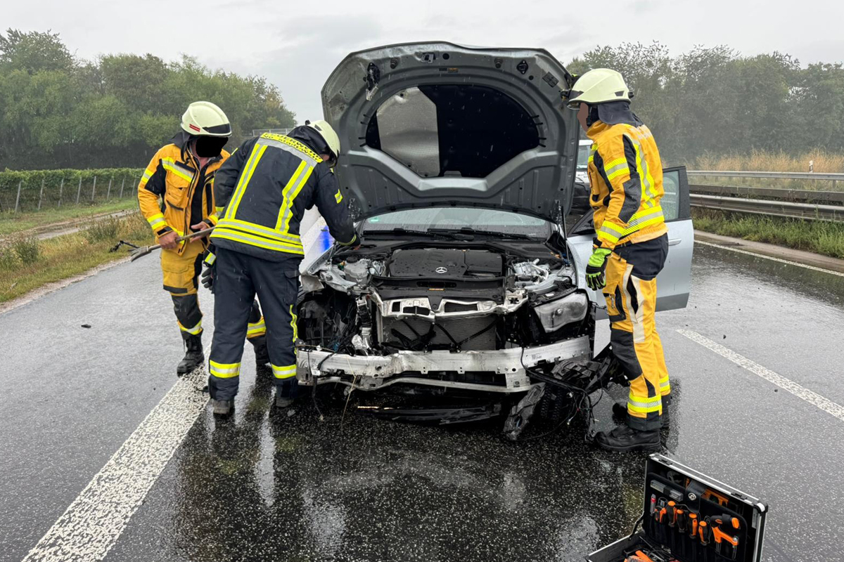 A65 Haßloch RP – Unfall von zwei Fahrzeugen durch Aquaplaning