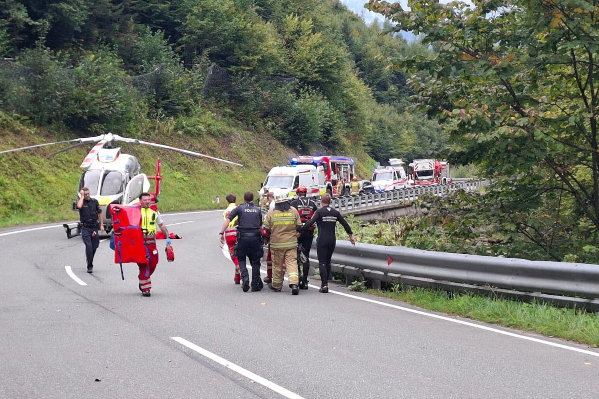 Pöham S – Zwei Motorradfahrer bei Sturz verletzt