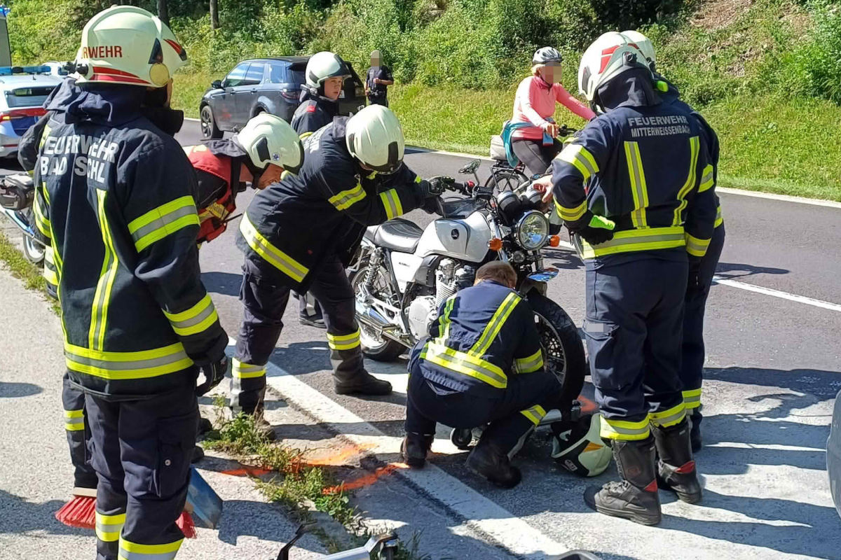 Unfall bei Bad Ischl OÖ – Motorrad prallt gegen Pkw