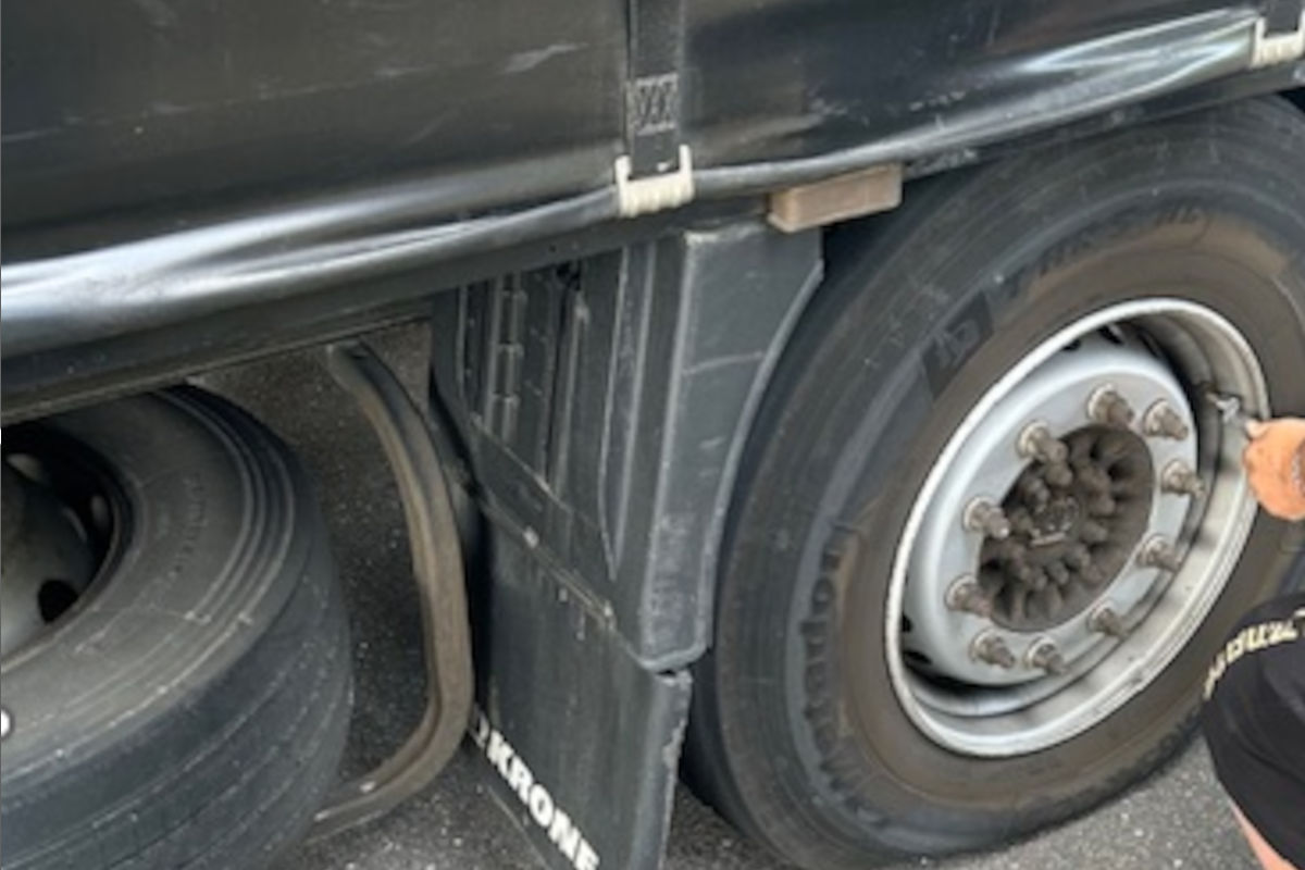 Wien – Gefahrgut-LKW mit defektem Reifen gestoppt
