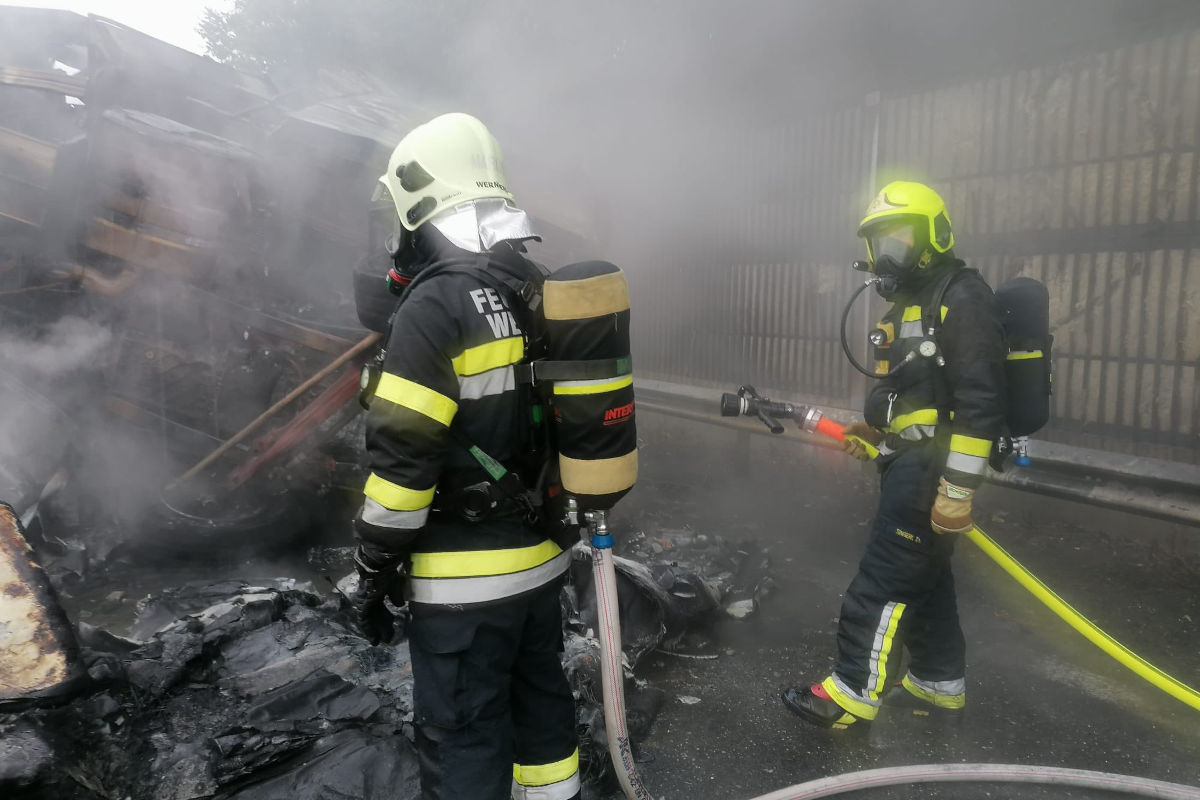 A2 Wernberg K – LKW kippt und gerät in Brand