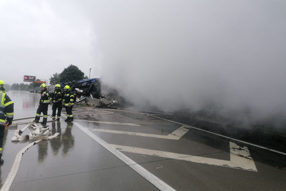 A2 Wernberg K – LKW kippt und gerät in Brand
