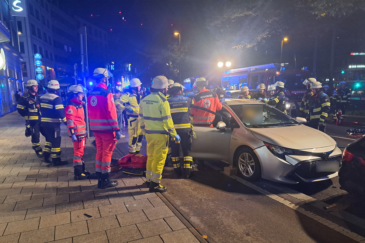 München BY – Ein Schwerverletzter nach Unfall von zwei Pkw