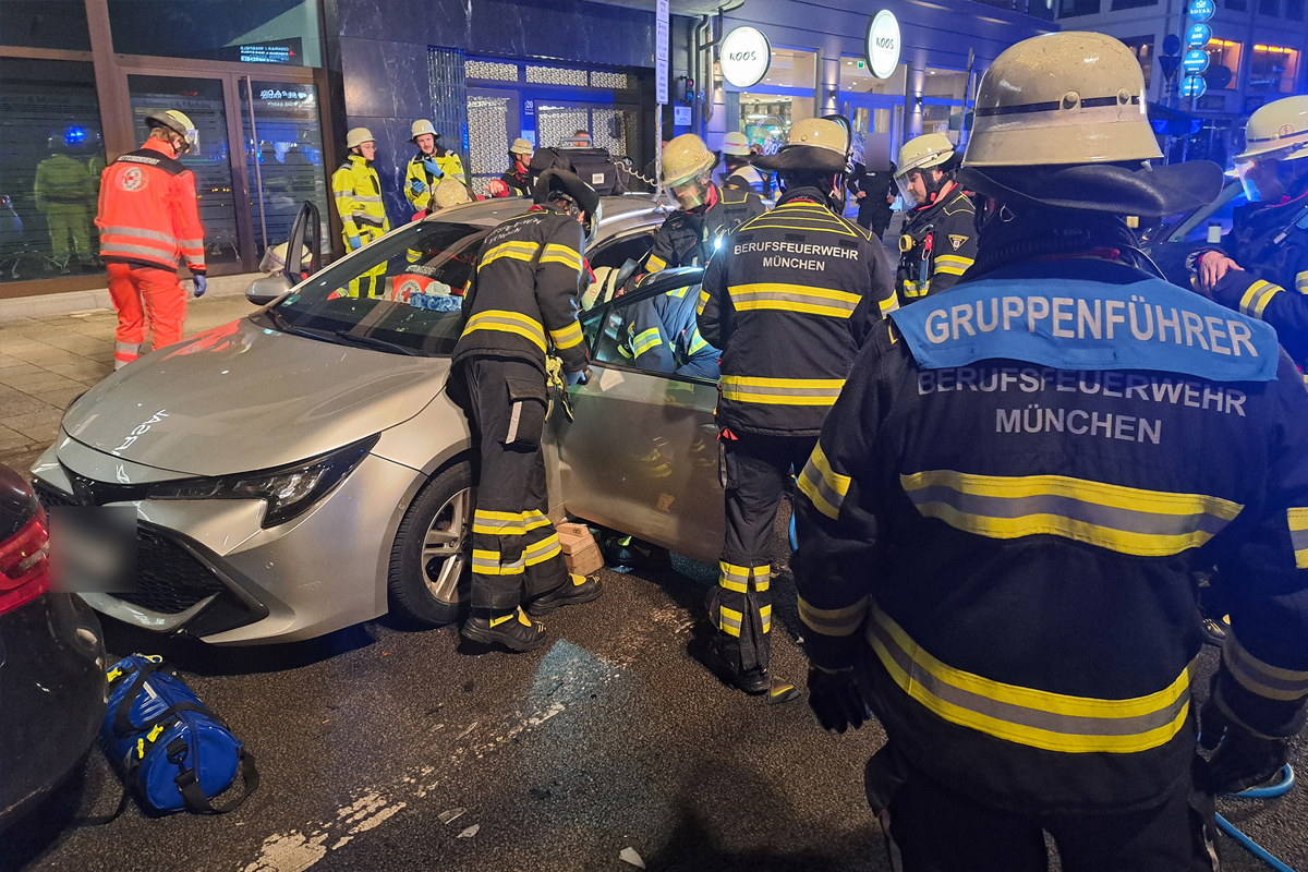 München BY – Ein Schwerverletzter nach Unfall von zwei Pkw
