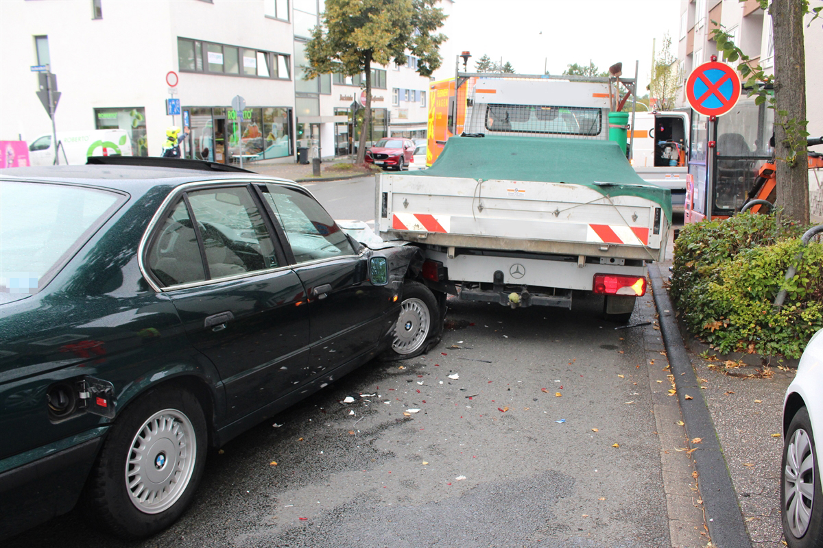 Hagen NW – BMW unter Baustellenfahrzeug eingeklemmt