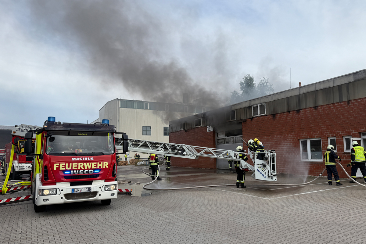 Aurich NI – Autos in Werkhalle in Brand