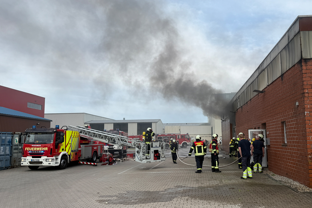 Aurich NI – Autos in Werkhalle in Brand
