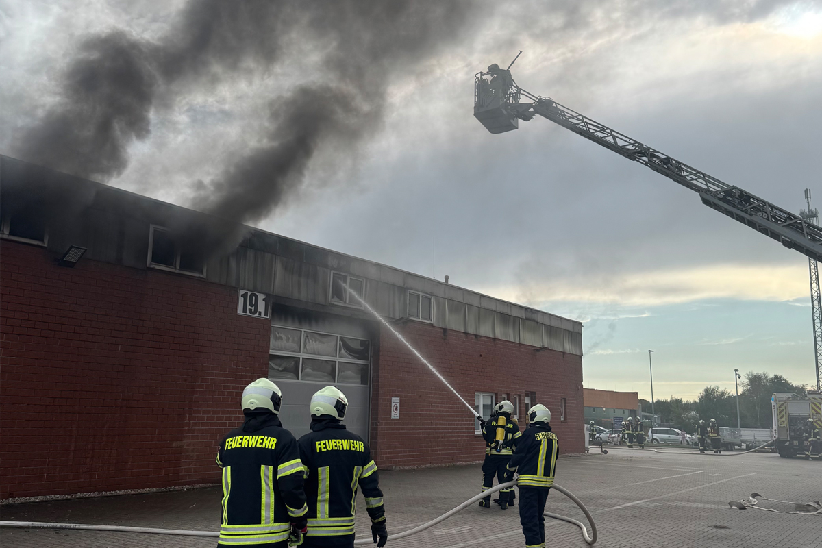 Aurich NI – Autos in Werkhalle in Brand