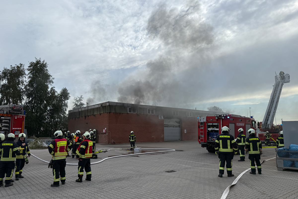 Aurich NI – Autos in Werkhalle in Brand