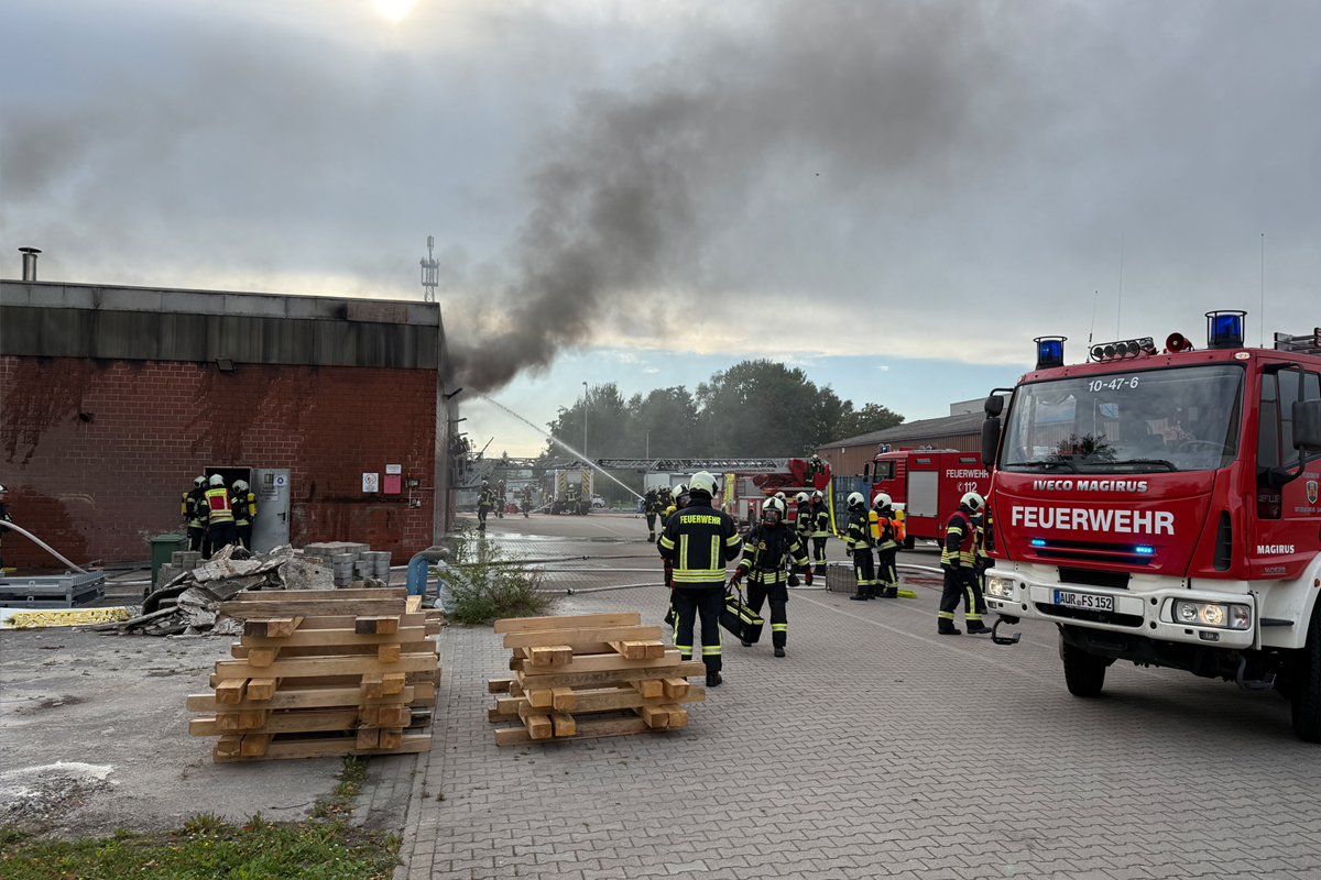 Aurich NI – Autos in Werkhalle in Brand